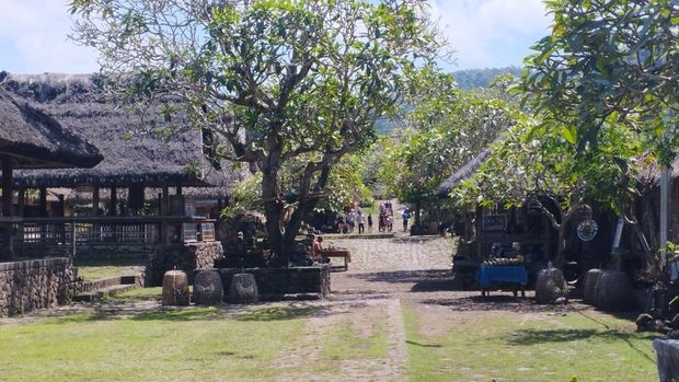 Jalan yang memisahkan rumah warga Desa Tenganan Pegringsingan, Karangasem, Bali, dengan bale yang berada di tengah, Jumat (5/9/2025).