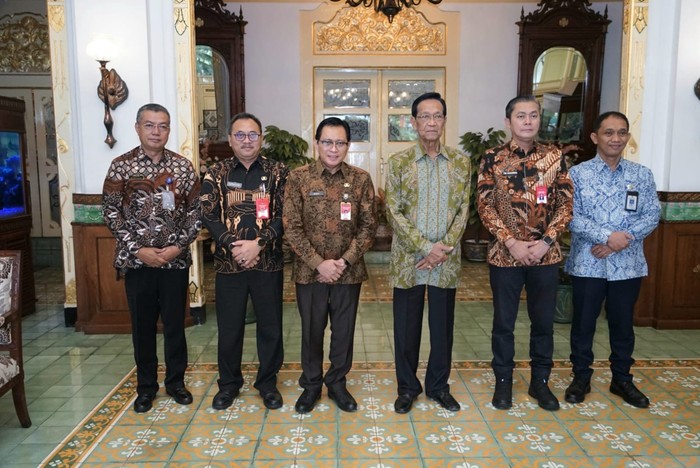 Direktur Jenderal (Dirjen) Bina Pembangunan Daerah (Bangda) Kementerian Dalam Negeri (Kemendagri), Restuardy Daud usai bertemu dengan Gubernur DIY, Sri Sultan Hamengku Buwono X di Kantor Gubernur DIY, Yogyakarta, Kamis (11/9).