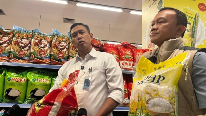 Direktur Utama Perum Bulog Ahmad Rizal Ramdhani melakukan inspeksi mendadak (sidak) ke ritel modern
