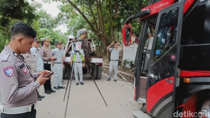 Ditlantas Polda Jatim lakukan proses olah TKP laka bus wisata di Jalur Bromo. Olah TKP dilakukan dengan metode Traffic Accident Analysis (TAA).