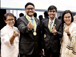 Eks Menlu Retno-Eks Menkeu SMI Hadiri Wisuda Spesialis FK UI Putra-putranya