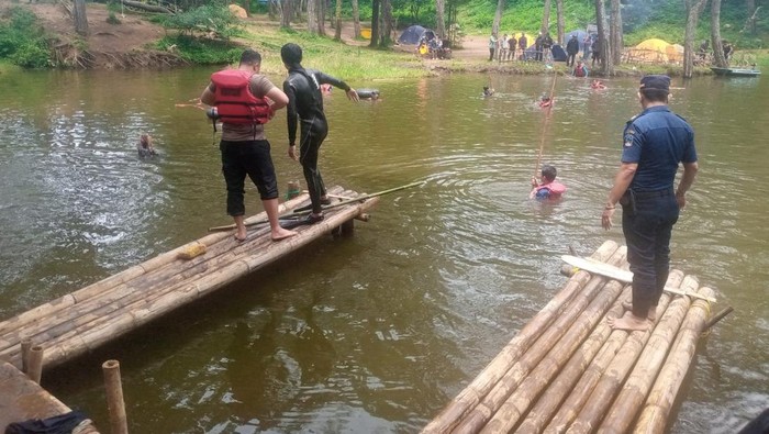 Evakuasi orang tenggelam di Situ Salawe