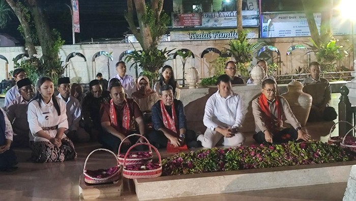 Fadli Zon saat di makam Bung Karno di Blitar