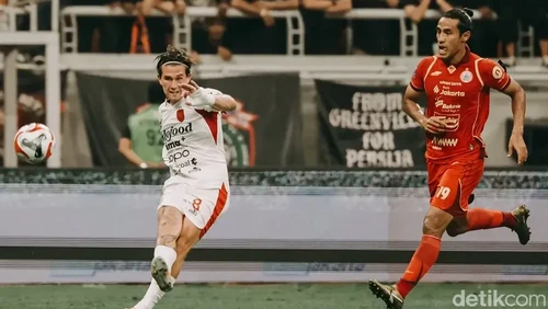 Gelandang Bali United, Jordy Bruijn (jersey putih) dibayangi pemain Persija Jakarta, Hanif Syahbandi di Jakarta Internasional Stadium dalam pekan kelima Super League, Minggu (14/9/2025).