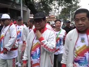 Pramono dan Rano Jalan Santai Bareng 20.000 Warga di Jaksel Fun Walk
