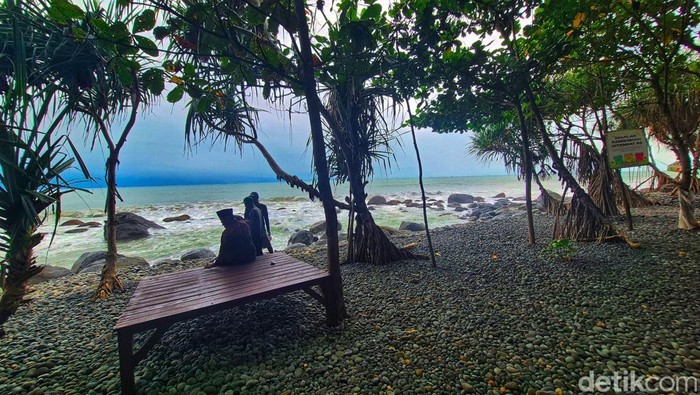 Hamparan kerikil bulat di tepi pantai Palabuhanratu yang masih jarang diketahui wisatawan.