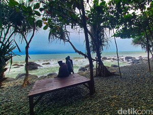 Surga Tersembunyi di Palabuhanratu, Pantai Batu Kerikil yang Sunyi