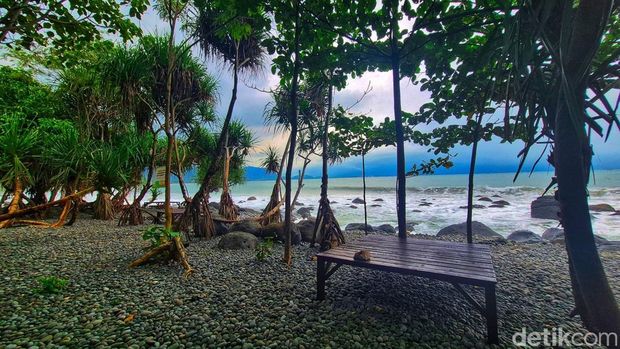 Hamparan kerikil bulat di tepi pantai Palabuhanratu yang masih jarang diketahui wisatawan.