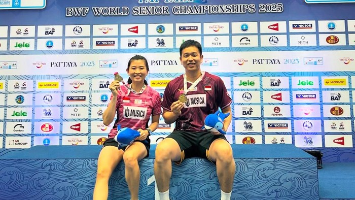 Hendra Setiawan meraih gelar juara di Kejuaraan Dunia Bulutangkis Senior 2025