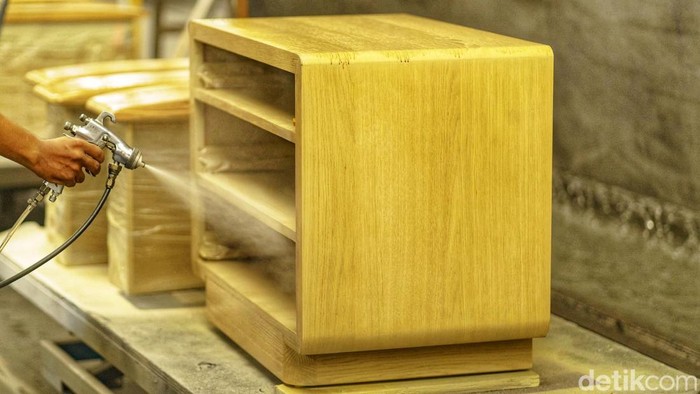 Furnitur lokal asal Gresik menjelma jadi ikon global berkat kualitas dan desainnya. Produk tersebut kini juga bisa dinikmati di Tanah Air, yuk lihat pabriknya.