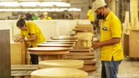 Pekerja menyelesaikan pembuatan furnitur di pabrik. Kehadiran di pasar domestik menjadi tonggak baru bagi industri furnitur Indonesia. Dari peran sebagai pemasok global, kini tampil dengan wajah baru yang membawa desain berani, kualitas berstandar internasional, dan kebanggaan lokal yang bisa dinikmati langsung masyarakat Tanah Air.