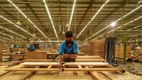 Pekerja menyelesaikan pembuatan furnitur di pabrik. Mengawali kiprah sebagai pengolah bahan mentah rotan, perusahaan bertransformasi menjadi produsen furnitur, meluncurkan brand ekspor Mazzoli dan menembus pasar Amerika Serikat.