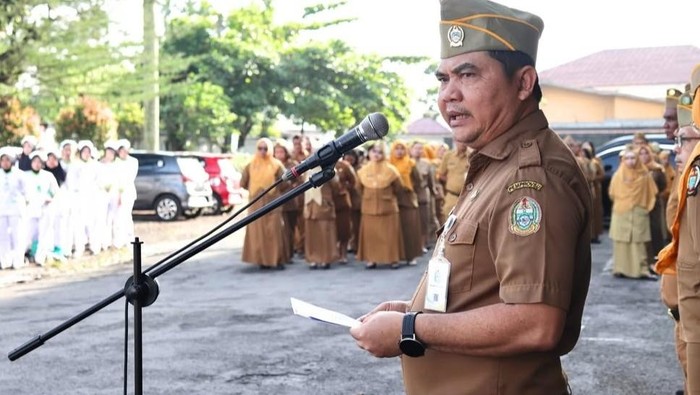 Ismail Lubis saat memimpin apel pagi di RSJ Prof M Ildrem (Instagram RSJ Prof M Ildrem)