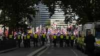 Polisi mengatakan pawai Unite the Kingdom yang dipimpin Robinson dihadiri oleh sekitar 110.000 orang, yang dipisahkan dari protes balasan Stand Up to Racism di dekatnya yang dihadiri oleh sekitar 5.000 orang. Foto: REUTERS/Jaimi Joy