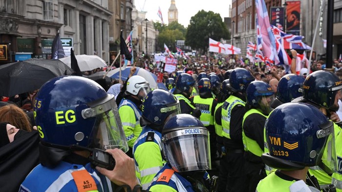 Police officers stand guard between an anti fascist group and Tommy Robinson supporters during an anti-immigration rally organised by British anti-immigration activist Stephen Yaxley-Lennon, also known as Tommy Robinson, in London, Britain, September 13, 2025. REUTERS/Jaimi Joy