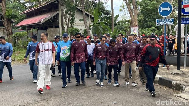 Rektor Unhas Jamaluddin Jompa bersama para pimpinan kampus saat Fun Walk sebagai rangkaian dari Dies Natalis Unhas ke-69.