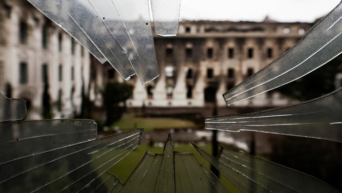 Jejak Kehancuran Pascademo Berdarah Guncang Nepal View of a broken window at the Singha Durbar office complex that houses the Prime Minister's office and other ministries burnt, following Monday's deadly anti-corruption protests triggered by a social media ban, which was later lifted, in Kathmandu, Nepal, September 11, 2025. REUTERS/Navesh Chitrakar