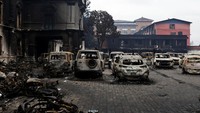 Kendaraan yang terbakar berada di kantor Departemen Perhubungan setelah protes anti-korupsi mematikan pada hari Senin (8/9). Foto: REUTERS/Navesh Chitrakar
