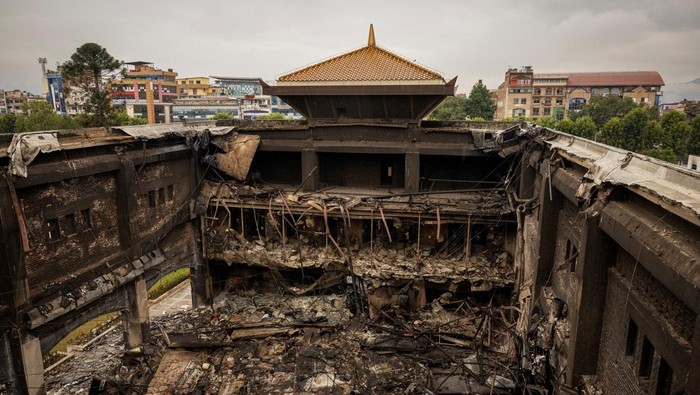 Burnt remains lie inside a section of the Parliament house which was set on fire by the protesters, following Monday's deadly anti-corruption protests triggered by a social media ban, which was later lifted, in Kathmandu, Nepal, September 11, 2025. REUTERS/Adnan Abidi     TPX IMAGES OF THE DAY