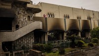 Gedung Parlemen yang dibakar oleh para pengunjuk rasa. Foto: REUTERS/Adnan Abidi