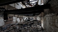 Sisa-sisa kendaraan yang terbakar berada di dalam kantor Departemen Perhubungan. Foto: REUTERS/Navesh Chitrakar