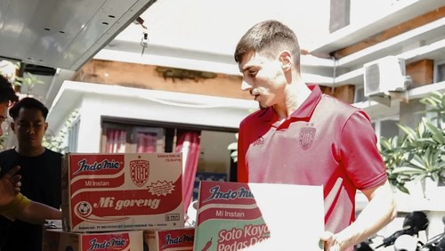 Joao Ferrari ikut memberikan bantuan bagi korban banjir di Kota Denpasar. Bantuan diserahkan Bali United yang nantinya disalurkan oleh Dinas Sosial Kota Denpasar. /Dok. Bali United.