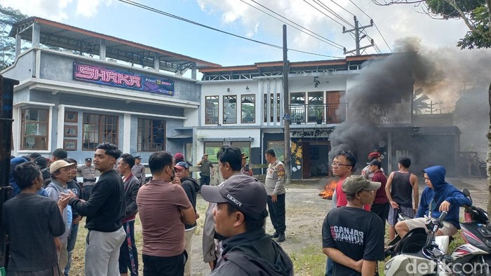 Kafe di Kecamatan Sapuran Wonosobo, yang menjadi lokasi pembacokan hingga menyebabkan korban tewas dirusak massa, Minggu (14/9/2025).