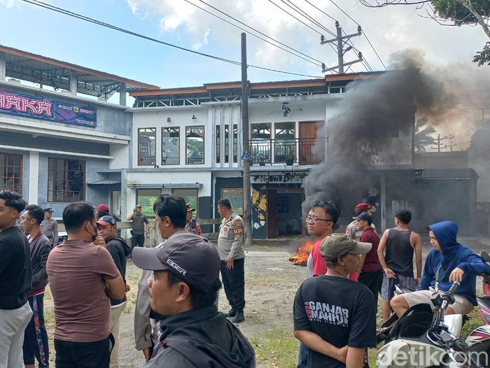 Kafe di Kecamatan Sapuran Wonosobo, yang menjadi lokasi pembacokan hingga menyebabkan korban tewas dirusak massa, Minggu (14/9/2025).