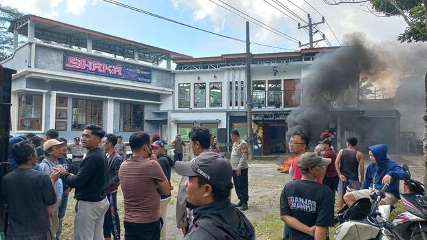 Penampakan kafe yang jadi lokasi pembacokan anggota TNI dirusak massa, Minggu (4/9/2025).