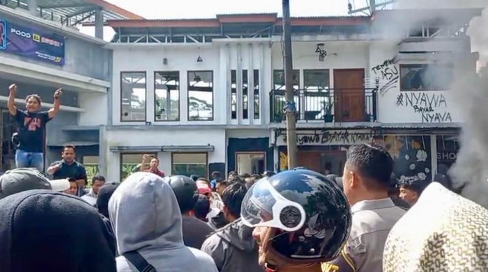 Kondisi saat massa merusak kafe di Wonosobo imbas pembacokan, Minggu (14/9/2025).