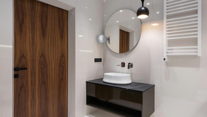 Kamar mandi modern dan minimalis.