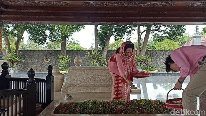 Kartika Sari Dewi Soekarno dan anaknya berziarah di Bung Karno Blitar. Kartika Sari Dewi Soekarno dan anaknya berziarah di Bung Karno Blitar.