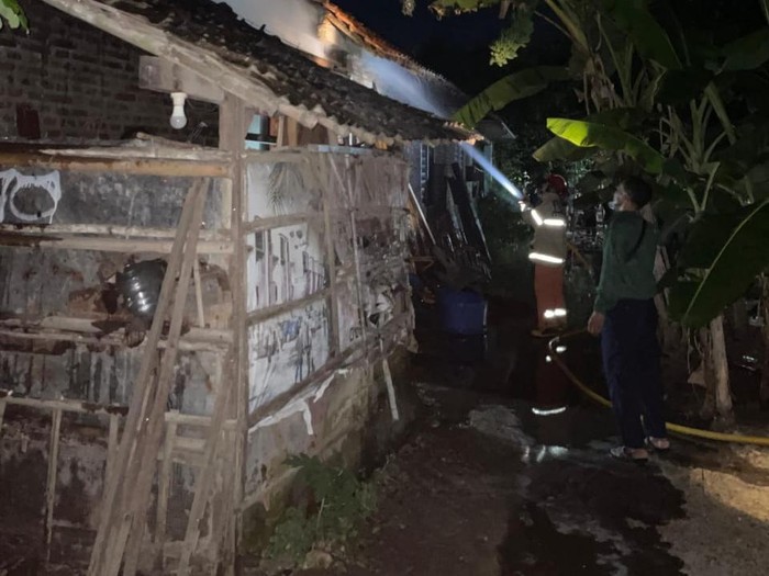 Penampakan kebakaran yang melanda sebuah rumah di Bakulan, Trirenggo, Bantul, Minggu (14/9/2025) dini hari.