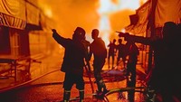 Menurut Kepala Sub Bagian Umum Dinas Pemadam Kebakaran dan Penyelamatan Kabupaten Nunukan, Ibnu Abas, menjelaskan jarak antara Mako Damkar dan lokasi kejadian sebenarnya dekat. Namun, saat tiba di lokasi, petugas terpaksa menunggu karena aliran listrik belum padam.
