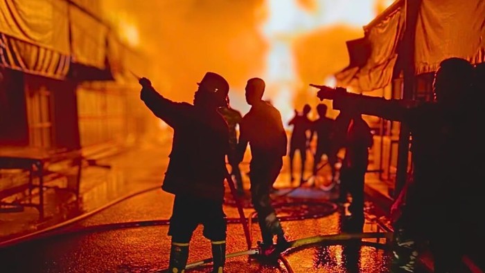 Kebakaran di Nunukan Kebakaran hebat melanda rumah dan toko di Jalan Maramis, Mansalong, Kecamatan Lumbis, Kabupaten Nunukan, pada Minggu (14/9/2025) sekitar pukul 03.26 Wita. Sedikitnya 51 rumah dan toko ludes dilalap si jago merah.