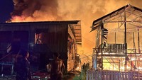 Mayoritas bangunan yang terbakar terbuat dari kayu, sehingga api cepat menjalar. Kondisi itu diperparah dengan angin kencang yang membuat api semakin merembet dengan cepat.
