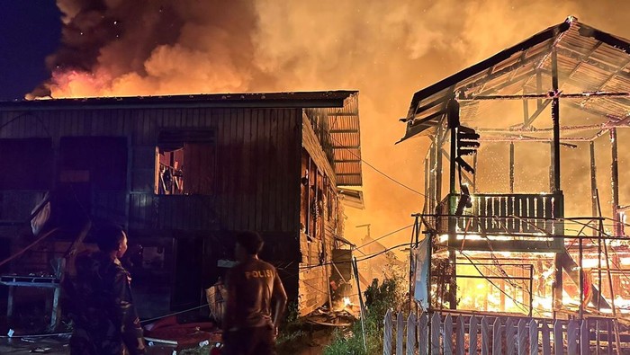 Kebakaran hebat melanda rumah dan toko di Jalan Maramis, Mansalong, Kecamatan Lumbis, Kabupaten Nunukan, pada Minggu (14/9/2025) sekitar pukul 03.26 Wita. Sedikitnya 51 rumah dan toko ludes dilalap si jago merah.