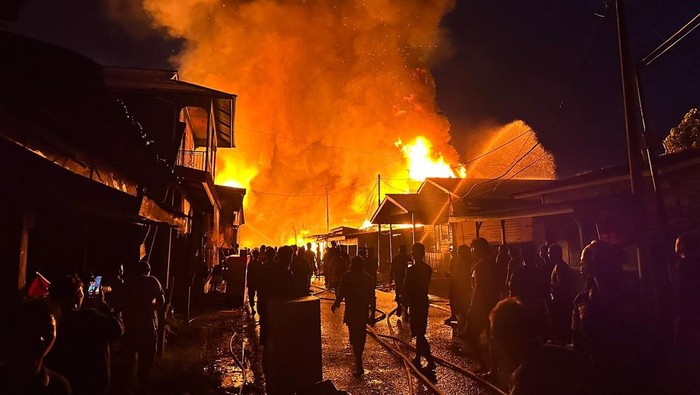 Kebakaran hebat melanda rumah dan toko di Jalan Maramis, Mansalong, Kecamatan Lumbis, Kabupaten Nunukan, pada Minggu (14/9/2025) sekitar pukul 03.26 Wita. Sedikitnya 51 rumah dan toko ludes dilalap si jago merah.