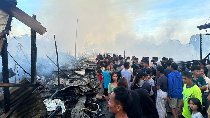 Kebakaran hebat melanda rumah dan toko di Jalan Maramis, Mansalong, Kecamatan Lumbis, Kabupaten Nunukan, pada Minggu (14/9/2025) sekitar pukul 03.26 Wita. Sedikitnya 51 rumah dan toko ludes dilalap si jago merah.