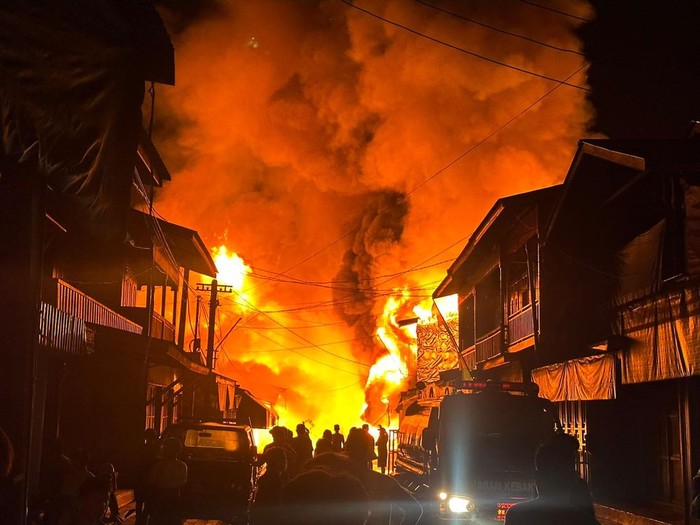 Kebakaran hebat melanda rumah dan toko di Jalan Maramis, Mansalong, Kecamatan Lumbis, Kabupaten Nunukan, pada Minggu (14/9/2025) sekitar pukul 03.26 Wita. Sedikitnya 51 rumah dan toko ludes dilalap si jago merah.