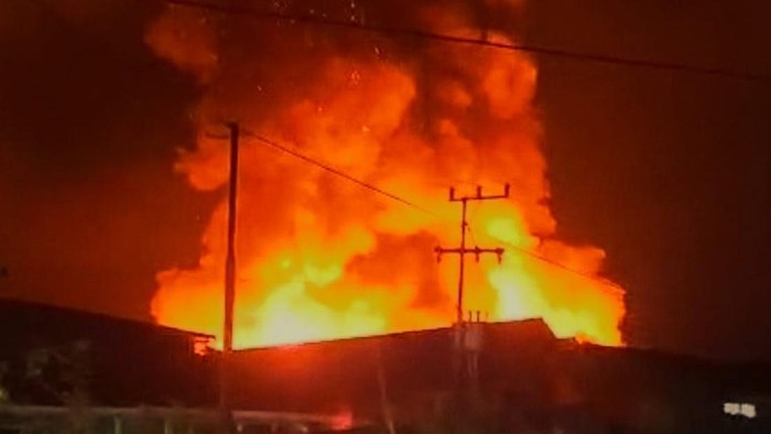 Kebakaran hebat melanda sejumlah bangunan di Jalan Lapakan, Desa Mensalong, Kecamatan Lumbis, Nunukan, Minggu (14/9/2025) dini hari.