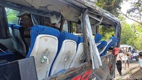 Terlihat pada bagian kanan bus kaca-kaca pecah hingga sebagian kursi penumpang terlepas dari tempatnya. Ini menggambarkan betapa keras tabrakan yang terjadi. (Foto: M. Rofiq/detikJatim)
