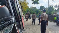 Bangkai bus belum dievakuasi dari lokasi kejadian sementara pihak kepolisian masih melakukan pengumpulan keterangan dari sejumlah saksi dan juga melakukan olah TKP awal. (Foto: M. Rofiq/detikJatim)