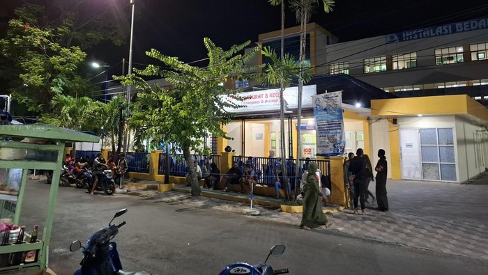 Keluarga korban kecelakaan bus di Probolinggo berdatangan di Rumah Sakit Bina Sehat (RSBS) Jember