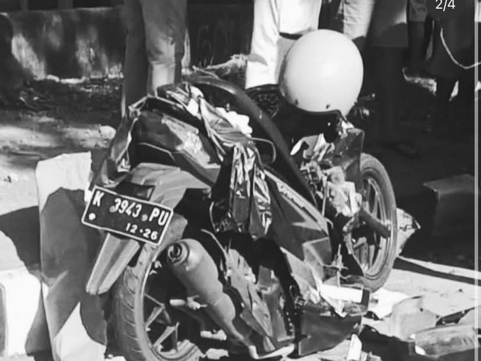 Penampakan Vario yang remuk usai tabrak truk di Banyumanik, Semarang, Minggu (14/9/2025). Pemotor yang merupakan warga Kebumen tewas dalam insiden itu.