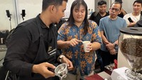 Kelas espresso dan latte art dipandu oleh Rival, trainer bersertifikat dari Indonesia Coffee Academy. Setiap sesinya diawali dengan materi pengantar yang ringan. Foto: Detikcom / Atiqa Rana