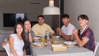 Pada awal September 2025, Sabrina, putri bungsu Darius Sinathrya dan Donna Agnesia pindah ke Portugal menyusul dua kakaknya, Lio dan Diego. Darius mengantar langsung Sabrina karena Donna Agnesia sudah lebih dulu berada di Braga, Portugal, bersama dua anak cowoknya. Foto: Instagram @dagnesia