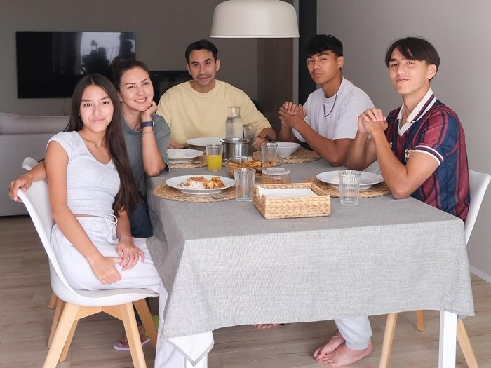 Darius Sinathrya dan Donna Agnesia menemani tiga anaknya yang sekolah di Portugal.
