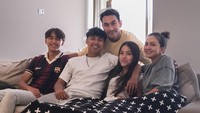 Darius dan Donna Agnesia berkumpul di apartemen anak-anaknya. Ketiga anak Donna Agnesia tinggal bertiga dalam satu apartemen. Foto: Instagram @dagnesia