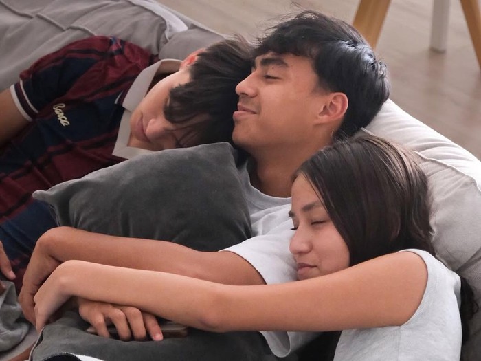 Darius Sinathrya dan Donna Agnesia menemani tiga anaknya yang sekolah di Portugal.